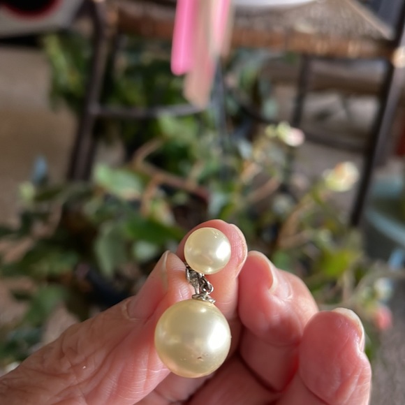 Vintage Marvella clip-on pearl earrings. - Picture 4 of 4